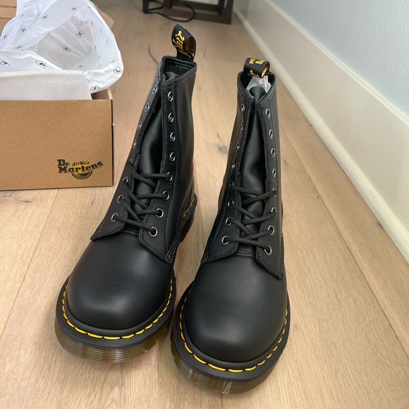 DR. MARTENS 1460 BOOT SMOOTH LEATHER - WOMEN'S NWT - Picture 3 of 8